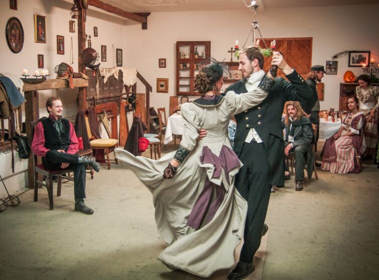 Páni a dámy v kostýmoch z 19-teho storočia, podujatie Menzúra, ktoré organizuje šermiarska skupina TOSTABUR