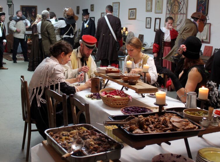 Páni a dámy v kostýmoch z 19-teho storočia, podujatie Menzúra, ktoré organizuje šermiarska skupina TOSTABUR