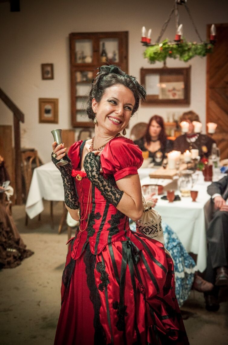 Páni a dámy v kostýmoch z 19-teho storočia, podujatie Menzúra, ktoré organizuje šermiarska skupina TOSTABUR