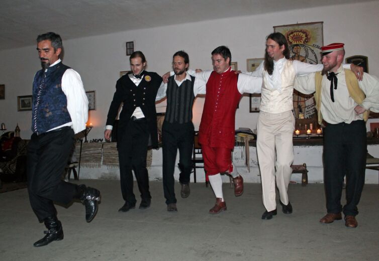 Páni a dámy v kostýmoch z 19-teho storočia, podujatie Menzúra, ktoré organizuje šermiarska skupina TOSTABUR