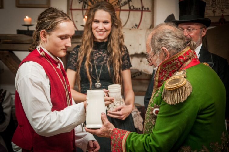 Páni a dámy v kostýmoch z 19-teho storočia, podujatie Menzúra, ktoré organizuje šermiarska skupina TOSTABUR