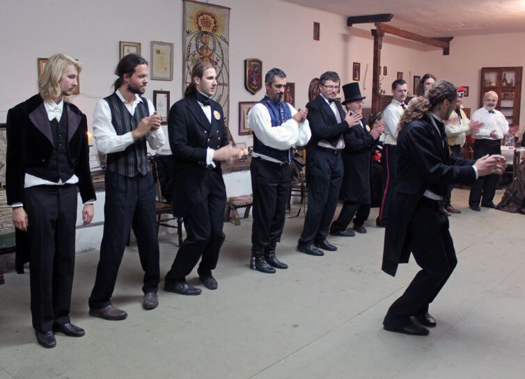 Páni a dámy v kostýmoch z 19-teho storočia, podujatie Menzúra, ktoré organizuje šermiarska skupina TOSTABUR
