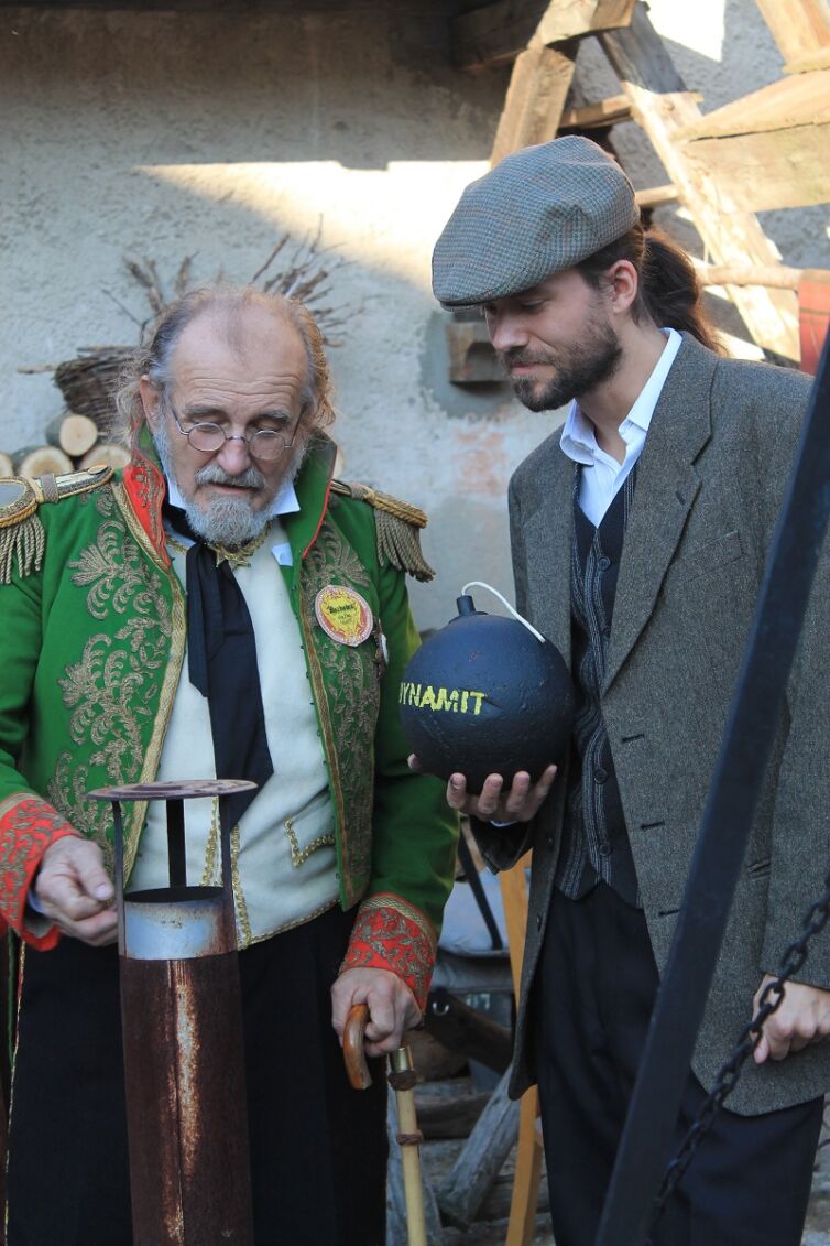 Páni v kostýmoch z 19-teho storočia, podujatie Menzúra, ktoré organizuje šermiarska skupina TOSTABUR