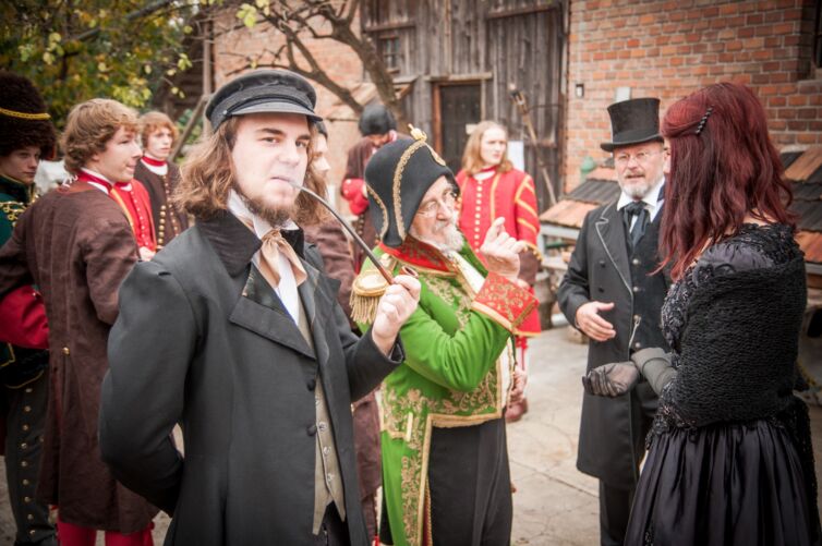 Páni a dámy v kostýmoch z 19-teho storočia, podujatie Menzúra, ktoré organizuje šermiarska skupina TOSTABUR