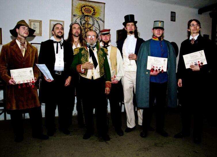 Páni a dámy v kostýmoch z 19-teho storočia, podujatie Menzúra, ktoré organizuje šermiarska skupina TOSTABUR