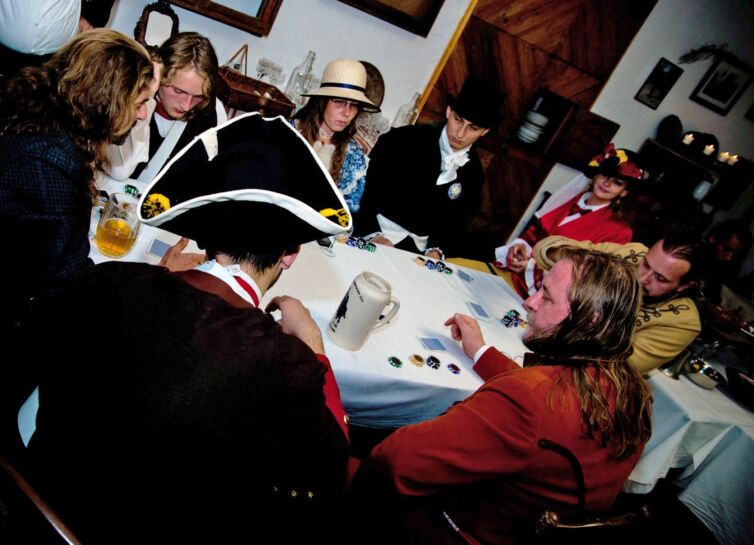 Páni a dámy v kostýmoch z 19-teho storočia, podujatie Menzúra, ktoré organizuje šermiarska skupina TOSTABUR