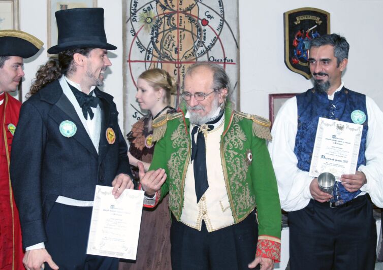 Páni a dámy v kostýmoch z 19-teho storočia, podujatie Menzúra, ktoré organizuje šermiarska skupina TOSTABUR