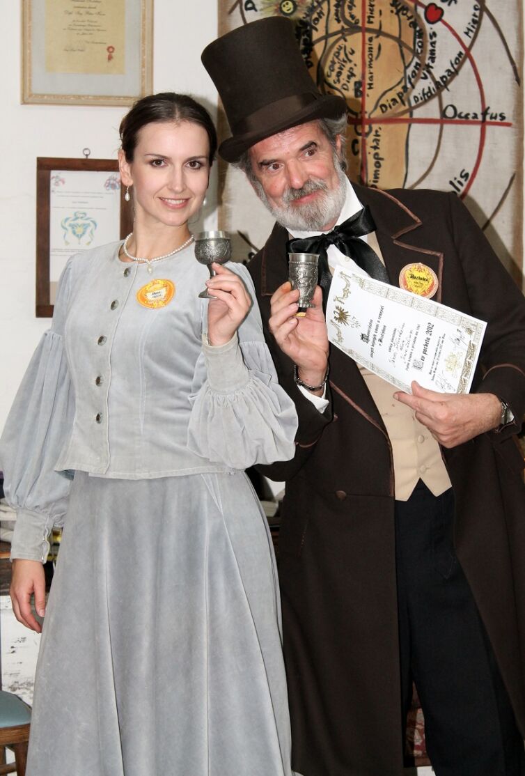 Páni a dámy v kostýmoch z 19-teho storočia, podujatie Menzúra, ktoré organizuje šermiarska skupina TOSTABUR