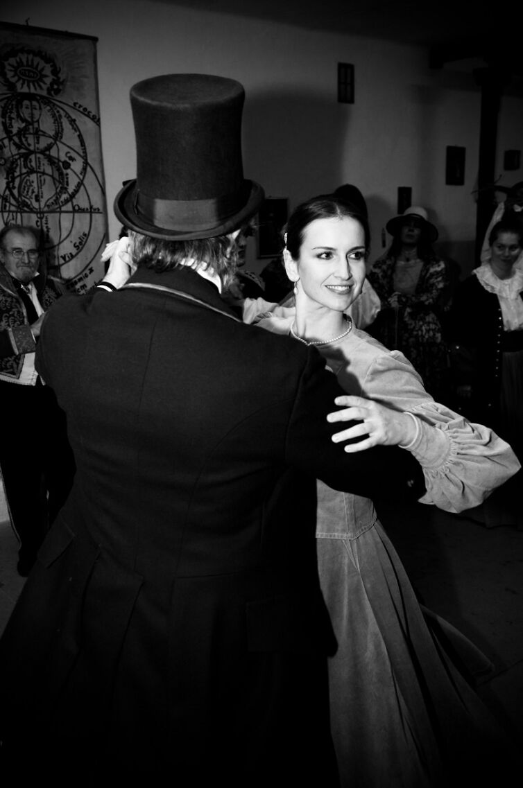 Páni a dámy v kostýmoch z 19-teho storočia, podujatie Menzúra, ktoré organizuje šermiarska skupina TOSTABUR