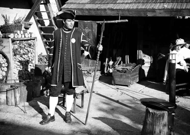 Pán v kostýmoch z 19-teho storočia, podujatie Menzúra, ktoré organizuje šermiarska skupina TOSTABUR