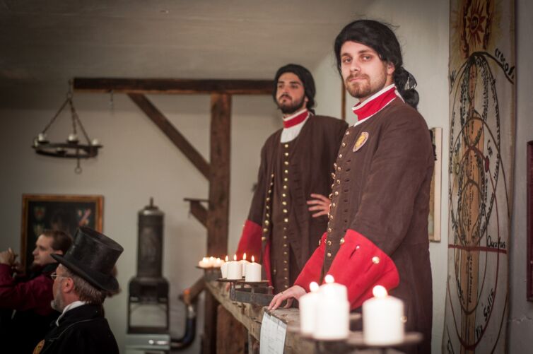 Páni v kostýmoch z 19-teho storočia, podujatie Menzúra, ktoré organizuje šermiarska skupina TOSTABUR