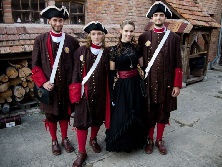Páni a dámy v kostýmoch z 19-teho storočia, podujatie Menzúra, ktoré organizuje šermiarska skupina TOSTABUR