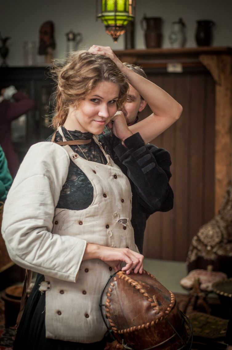 Páni a dámy v kostýmoch z 19-teho storočia, podujatie Menzúra, ktoré organizuje šermiarska skupina TOSTABUR