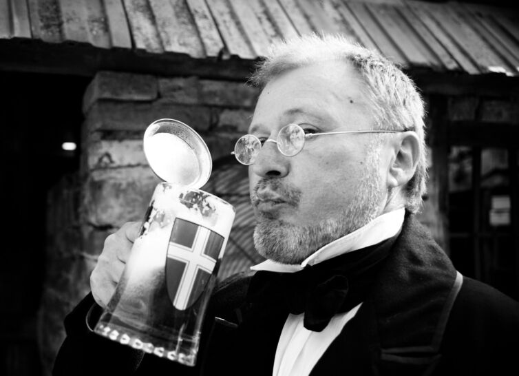 Pán v kostýme z 19-teho storočia, podujatie Menzúra, ktoré organizuje šermiarska skupina TOSTABUR