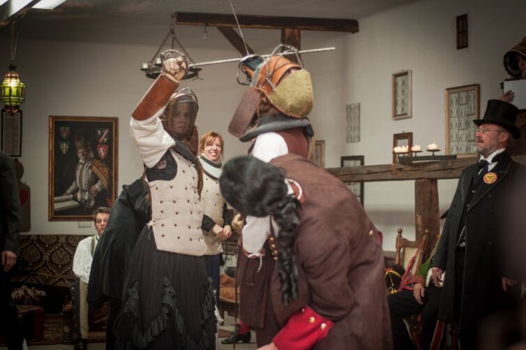 Páni a dámy v kostýmoch z 19-teho storočia, podujatie Menzúra, ktoré organizuje šermiarska skupina TOSTABUR