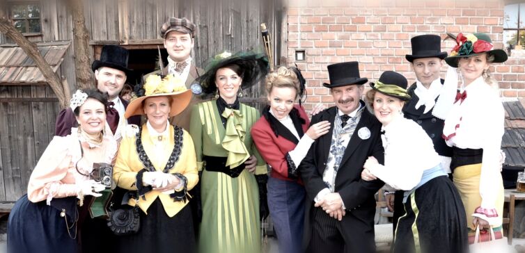 Páni a dámy v kostýmoch z 19-teho storočia, podujatie Menzúra, ktoré organizuje šermiarska skupina TOSTABUR