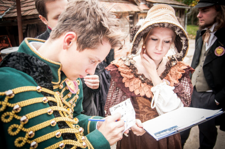 Páni a dámy v kostýmoch z 19-teho storočia, podujatie Menzúra, ktoré organizuje šermiarska skupina TOSTABUR