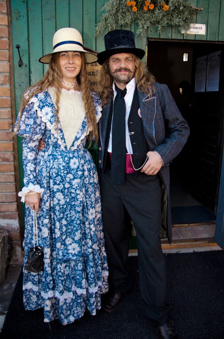 Páni a dámy v kostýmoch z 19-teho storočia, podujatie Menzúra, ktoré organizuje šermiarska skupina TOSTABUR