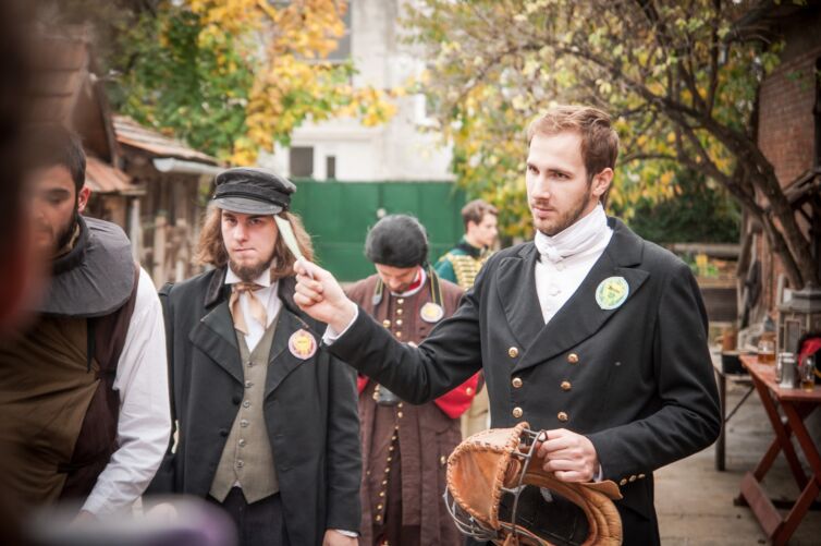 Páni v kostýmoch z 19-teho storočia, podujatie Menzúra, ktoré organizuje šermiarska skupina TOSTABUR