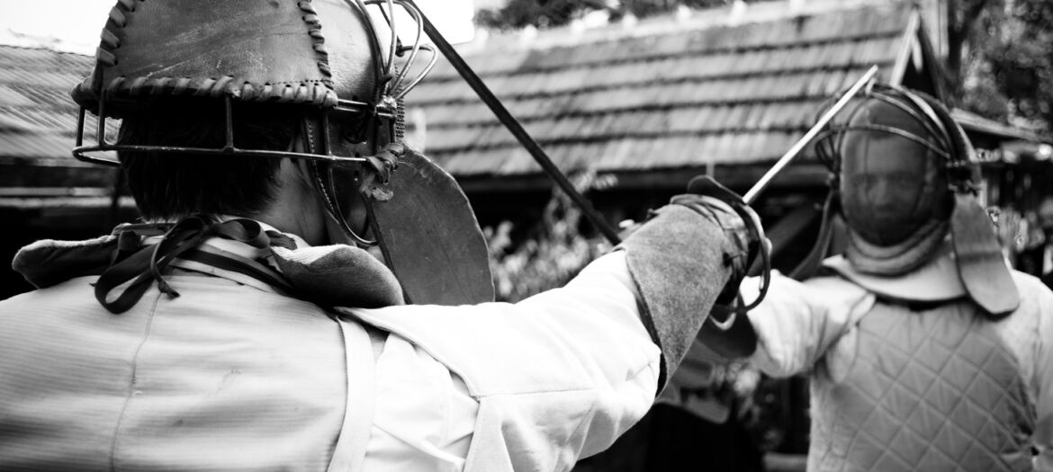 Páni a dámy v kostýmoch z 19-teho storočia, podujatie Menzúra, ktoré organizuje šermiarska skupina TOSTABUR