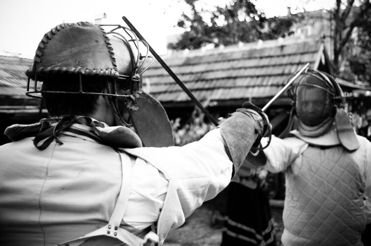 Páni a dámy v kostýmoch z 19-teho storočia, podujatie Menzúra, ktoré organizuje šermiarska skupina TOSTABUR