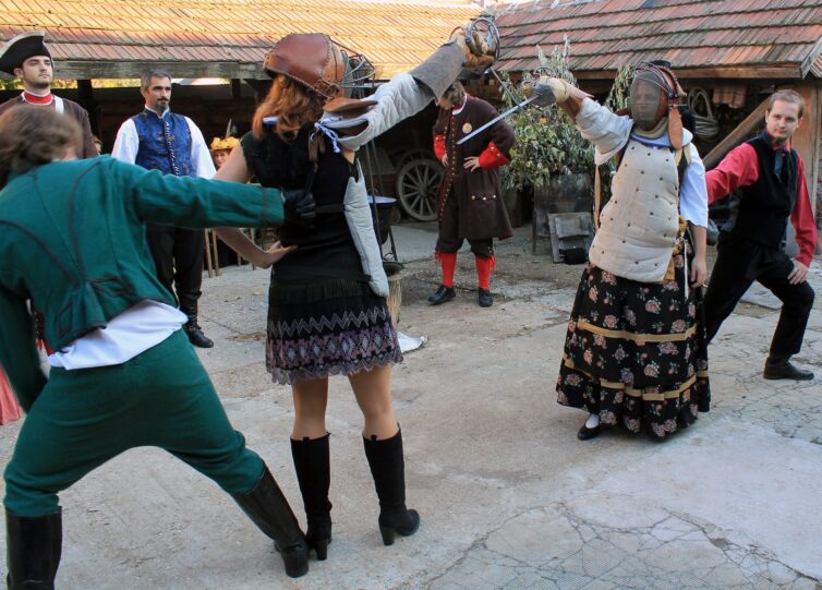 Páni a dámy v kostýmoch z 19-teho storočia, podujatie Menzúra, ktoré organizuje šermiarska skupina TOSTABUR