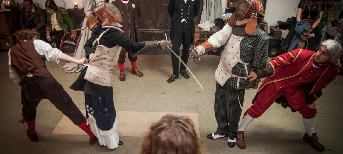 Páni a dámy v kostýmoch z 19-teho storočia, podujatie Menzúra, ktoré organizuje šermiarska skupina TOSTABUR