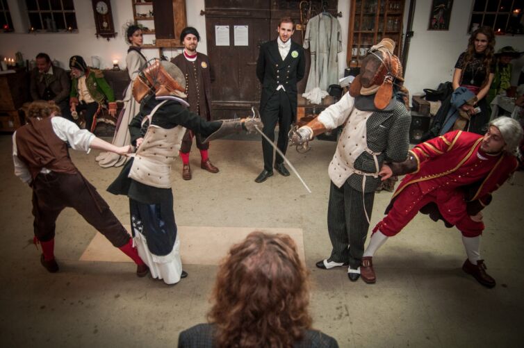 Páni a dámy v kostýmoch z 19-teho storočia, podujatie Menzúra, ktoré organizuje šermiarska skupina TOSTABUR