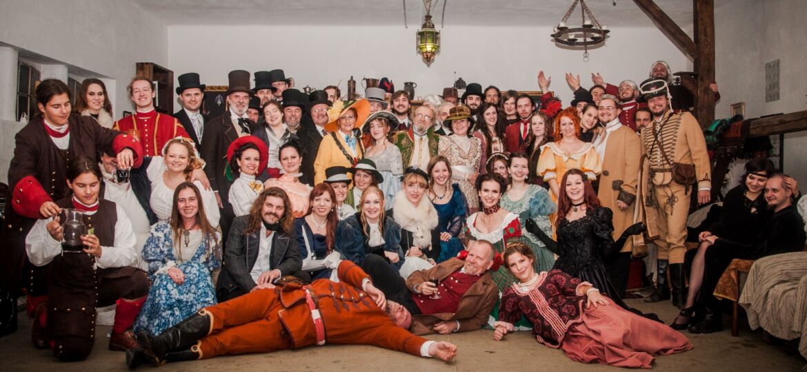 Dámy a páni v odeve z 19teho storočia, podujatie Menzúra