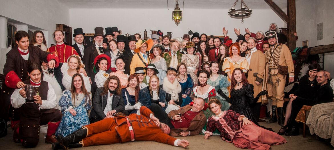 Dámy a páni v odeve z 19teho storočia, podujatie Menzúra