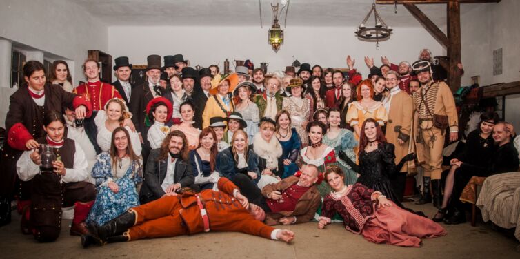 Dámy a páni v odeve z 19teho storočia, podujatie Menzúra