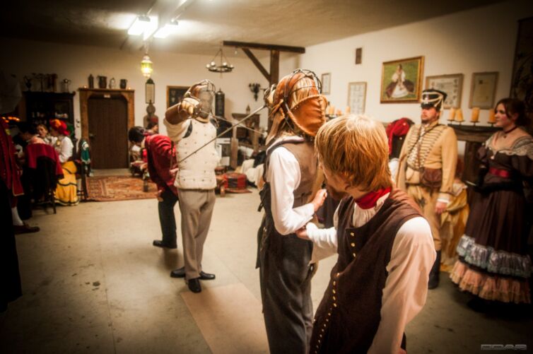 Šermujúci páni v odeve z 19teho storočia, podujatie Menzúra