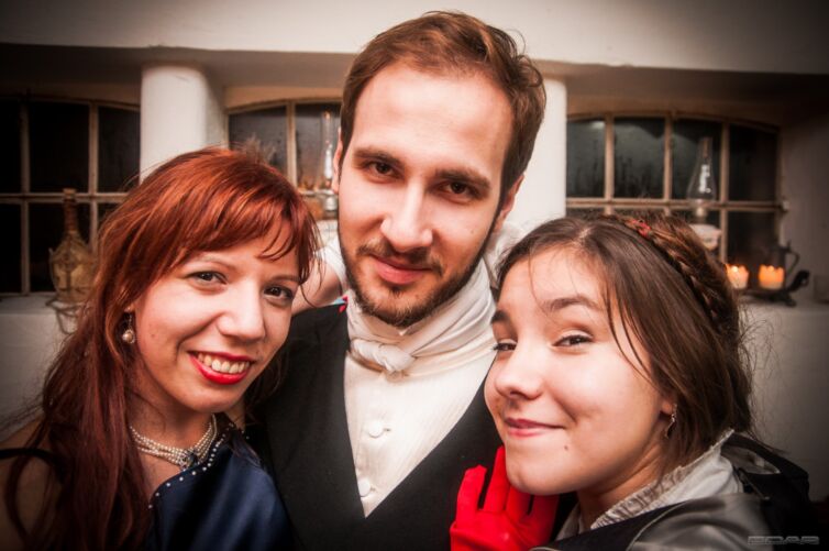 Dámy a pán v odeve z 19teho storočia, podujatie Menzúra