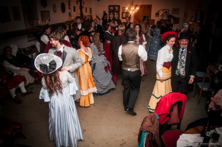 Tancujúce dámy a páni v odeve z 19teho storočia, podujatie Menzúra