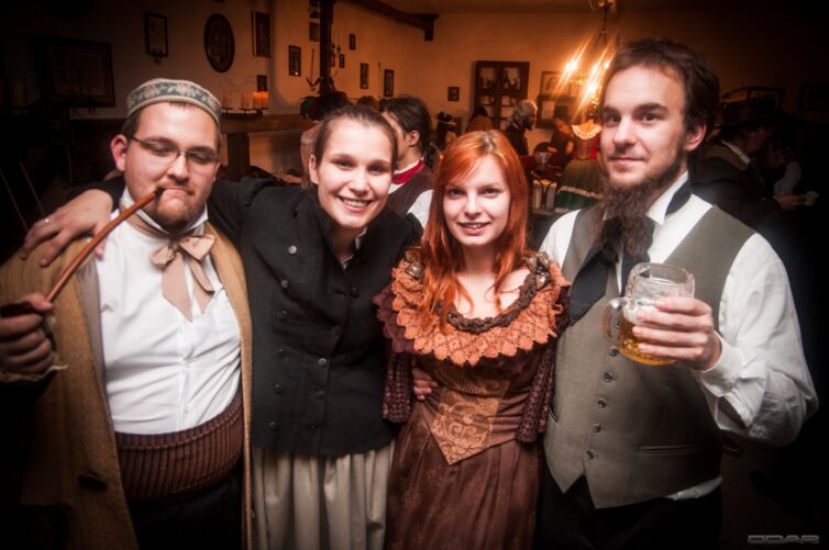 Dámy a páni v odeve z 19teho storočia, podujatie Menzúra