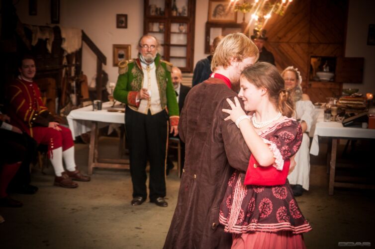 Dámy a páni v odeve z 19teho storočia, podujatie Menzúra