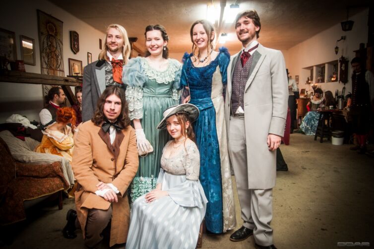 Dámy a páni v odeve z 19teho storočia, podujatie Menzúra