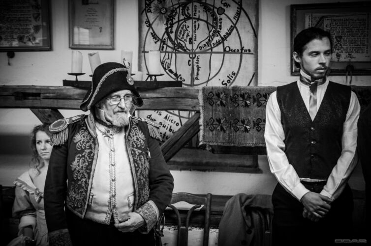 Páni v odeve z 19teho storočia, podujatie Menzúra, šermiarsky majster Peter Koza