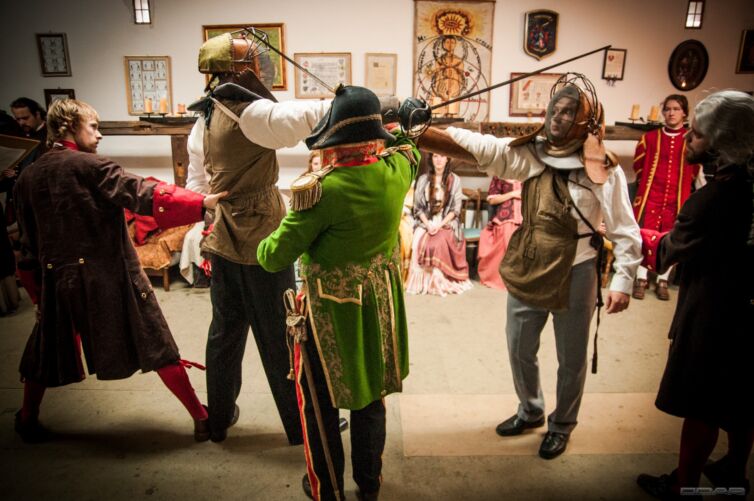 Šermujúci páni v odeve z 19teho storočia, podujatie Menzúra