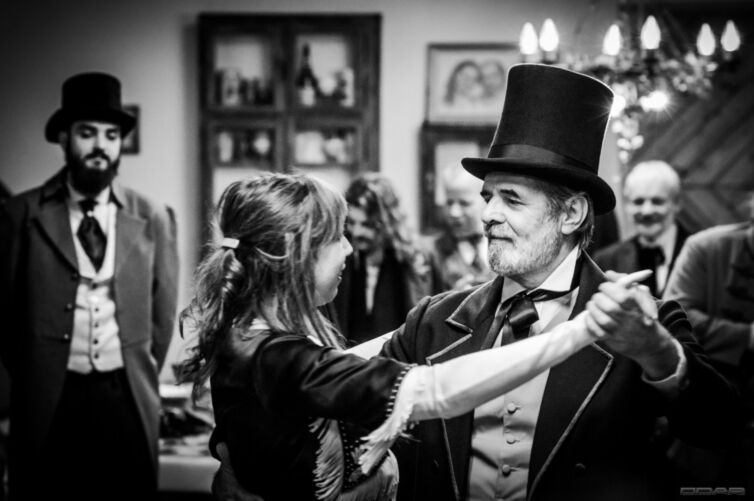 Dáma a páni v odeve z 19teho storočia, podujatie Menzúra