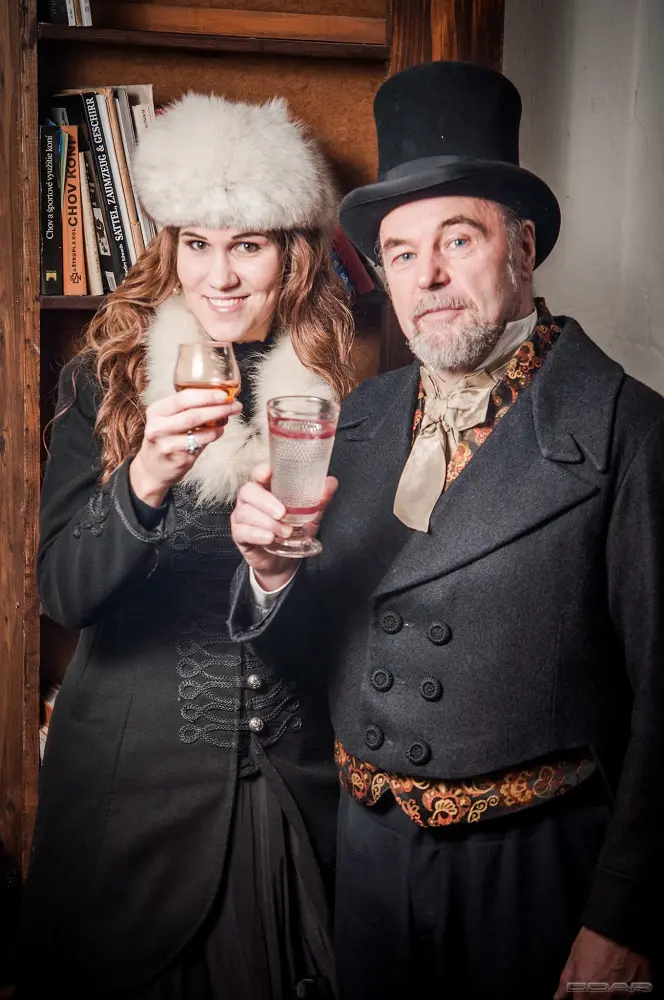 Dáma a pán v odeve z 19teho storočia, kaskadér Gusto Kyselica, podujatie Menzúra