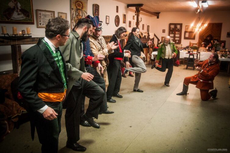 Tancujúci páni v odeve z 19teho storočia, podujatie Menzúra