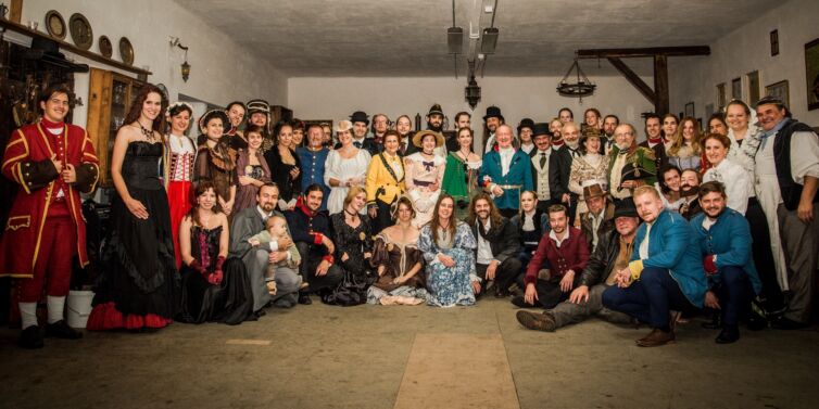 Dámy a páni v kostýmoch z 19teho storočia, podujatie Menzúra v roku 2015