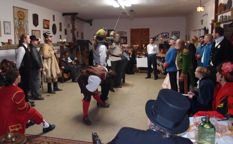 Šermujúci páni v kostýmoch z 19teho storočia, podujatie Menzúra v roku 2015