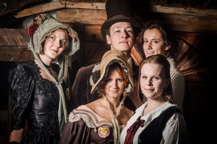 Dámy a pán v kostýmoch z 19teho storočia, podujatie Menzúra v roku 2015