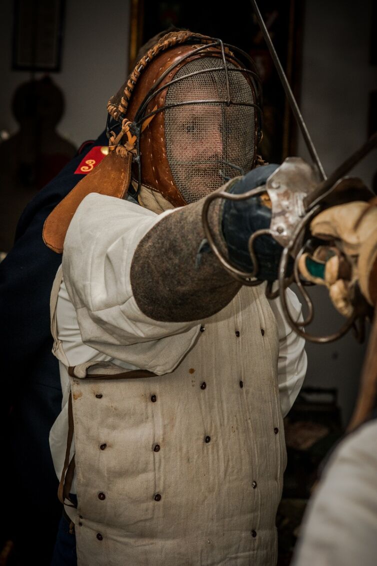 Šermujúci pán v kostýme z 19teho storočia, podujatie Menzúra v roku 2015