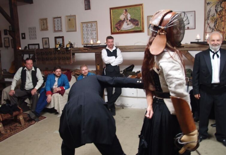 Dámy a páni v kostýmoch z 19teho storočia, podujatie Menzúra v roku 2015