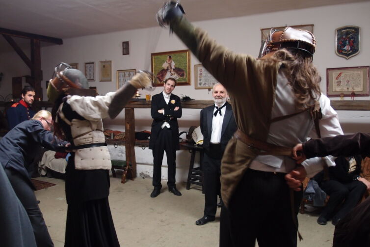 Šermujúce dámy a páni v kostýmoch z 19teho storočia, podujatie Menzúra v roku 2015