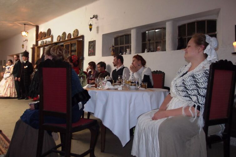 Dámy a páni v kostýmoch z 19teho storočia, podujatie Menzúra v roku 2015