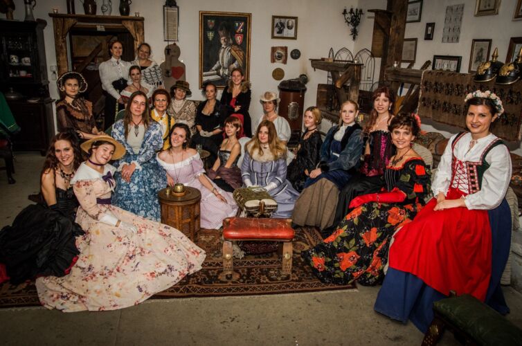 Dámy v kostýmoch z 19teho storočia, podujatie Menzúra v roku 2015